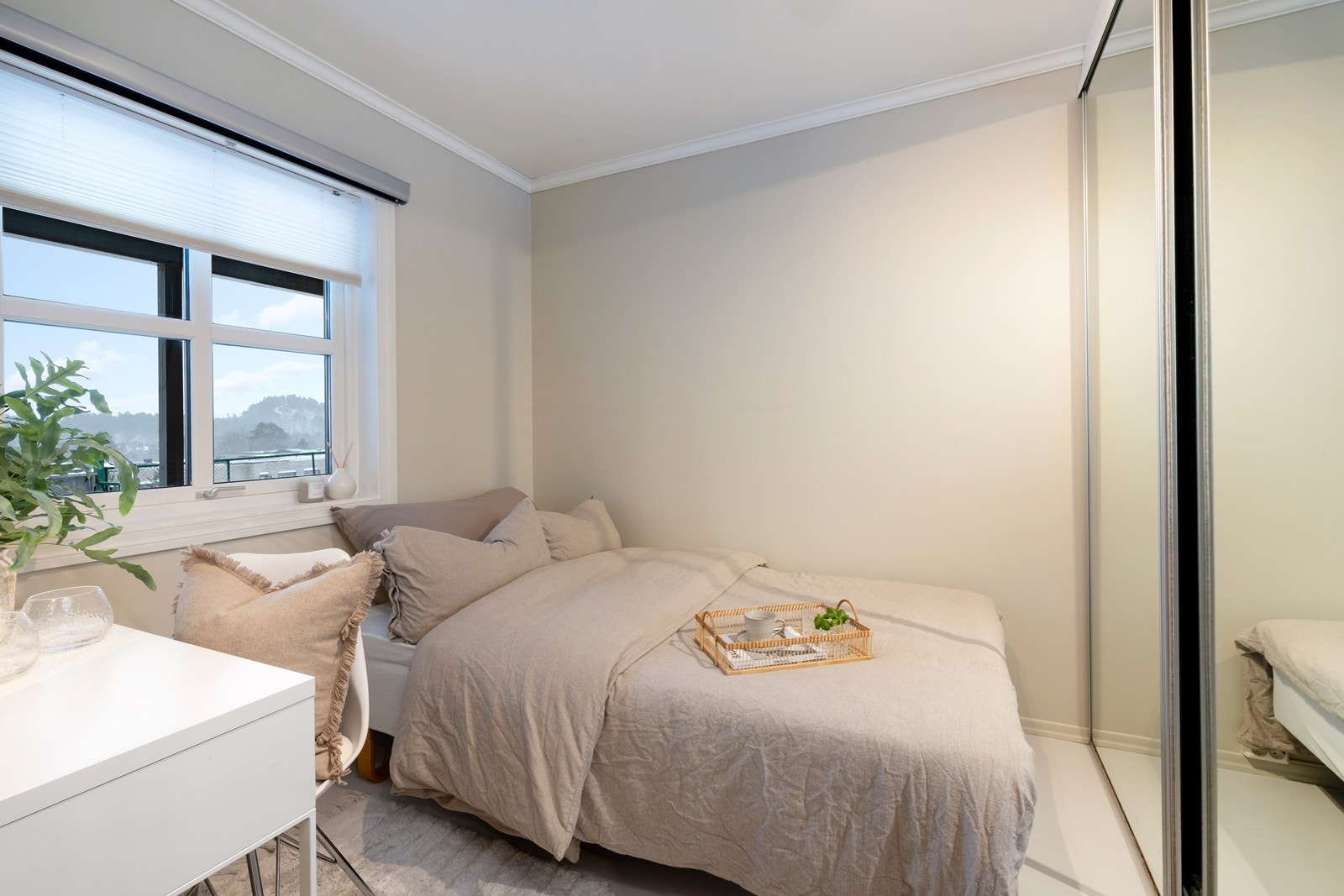 Soverom II med romslig skyvedørsgarderobe. Galleribilde