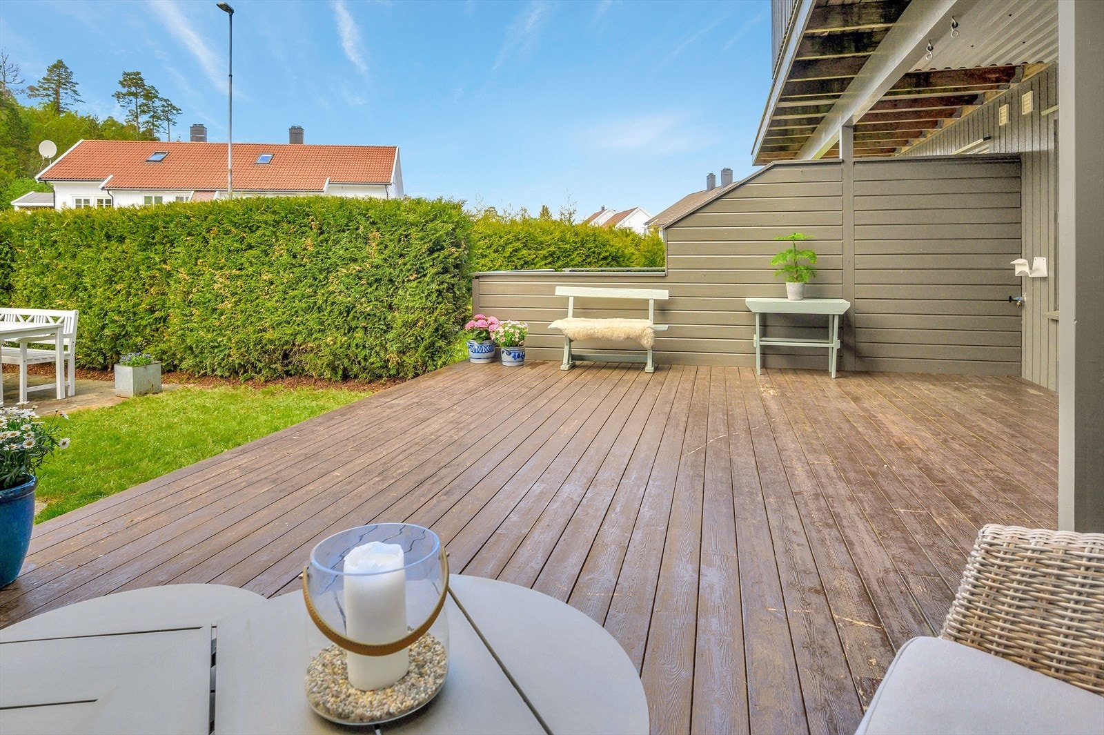 Romslig og gjennomgående 3-roms eierleilighet med stor vestvendt terrasse og hage. Biloppstillingsplass. Velkommen! Galleribilde