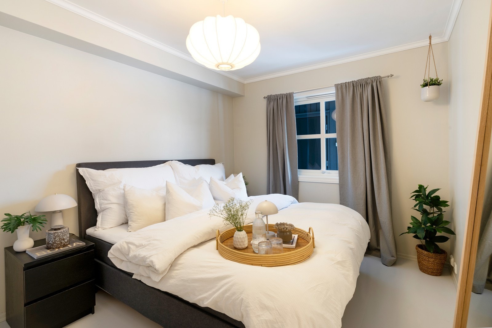 Hovedsoveorm med god plass til stor seng med tilhørende møblement, samt garderobe. Galleribilde