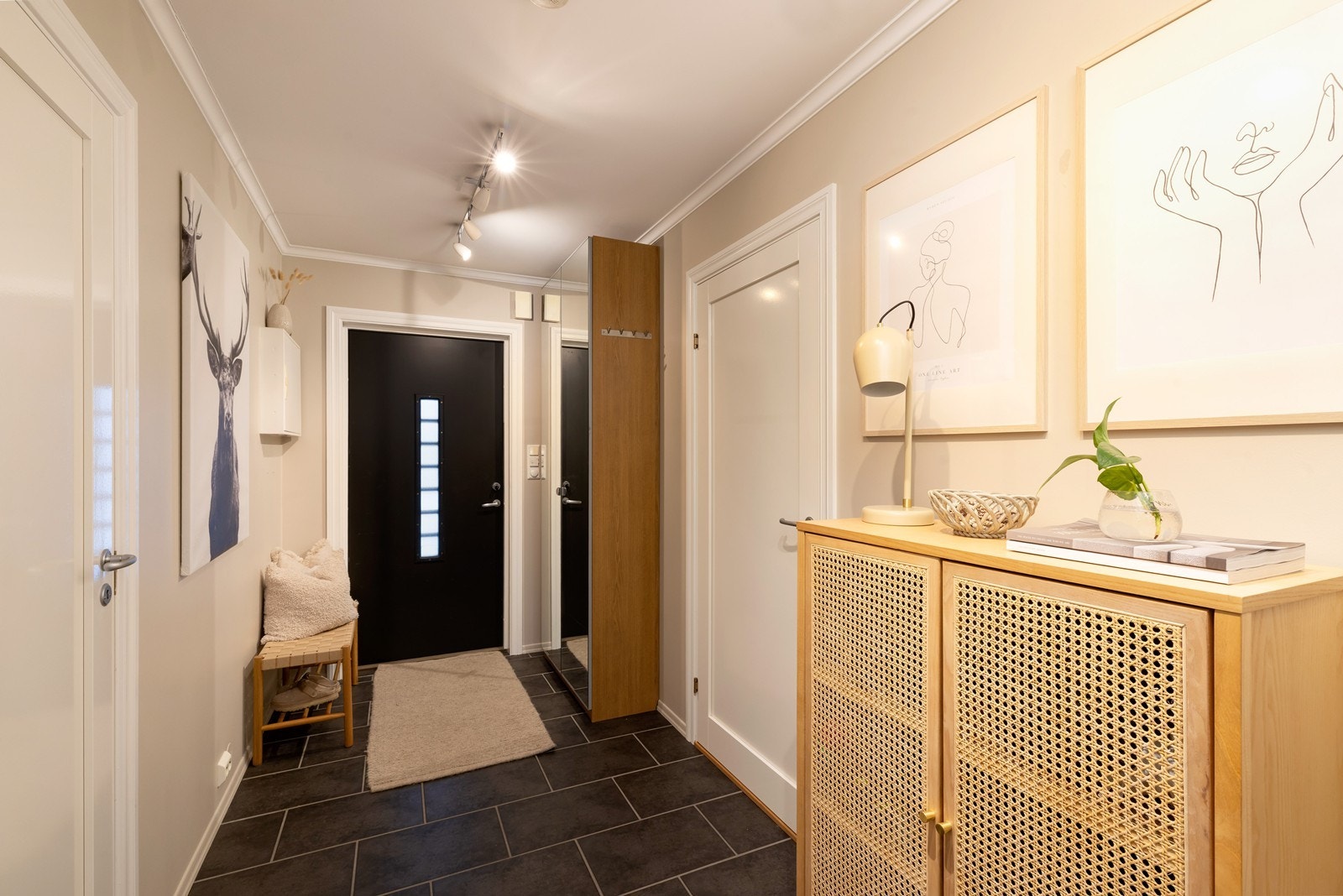 I gangen er det god plass til å henge fra seg yttertøy og sko. Varme i gulv. Galleribilde