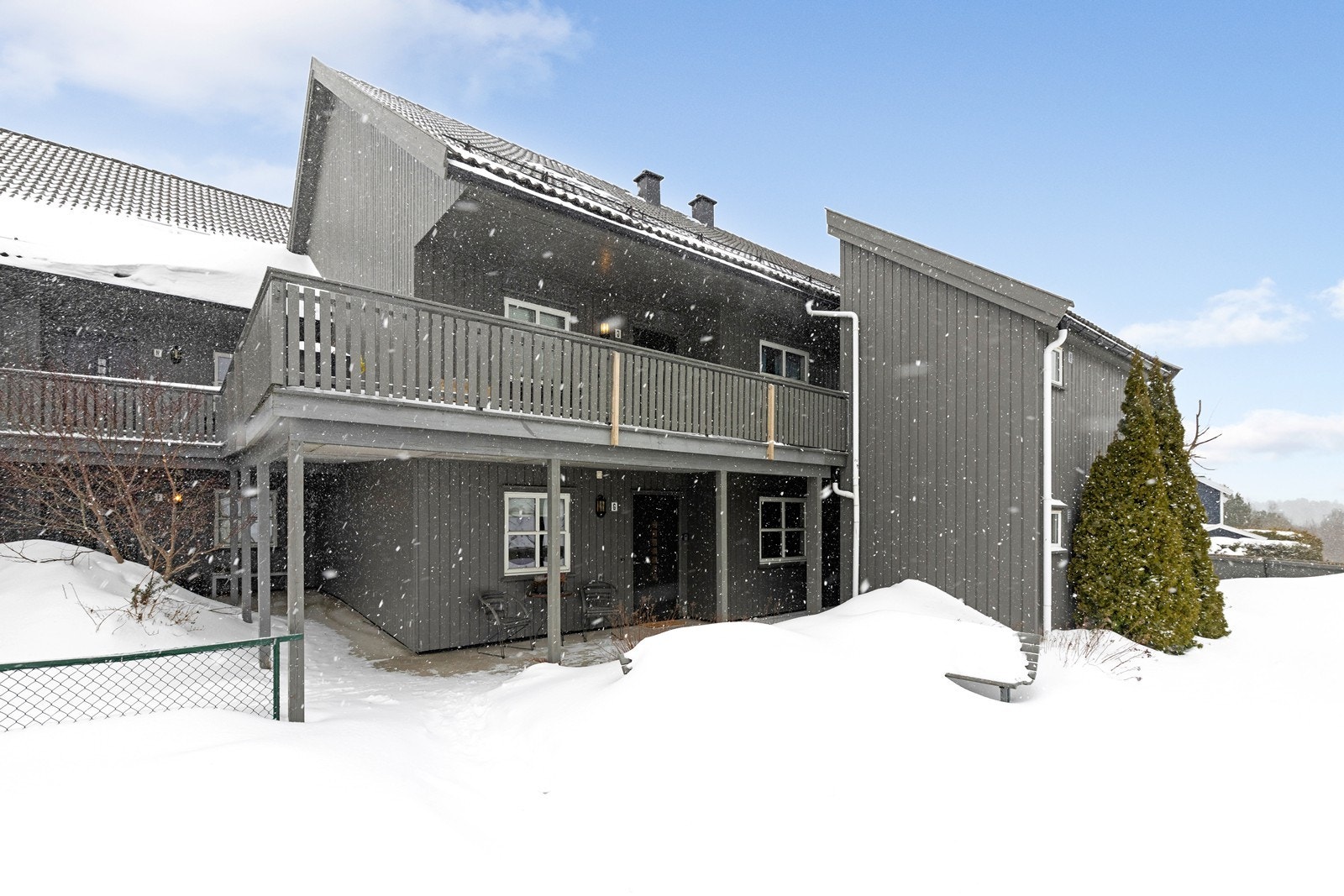 Det medfølger parkering på felles utvendig oppstillingsplasser. Fast plass. Det er montert el. ladere til sameiet. Galleribilde