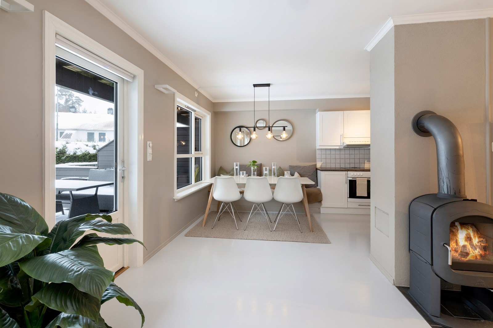 Fra stuen er det utgang til terrasse og hage Galleribilde