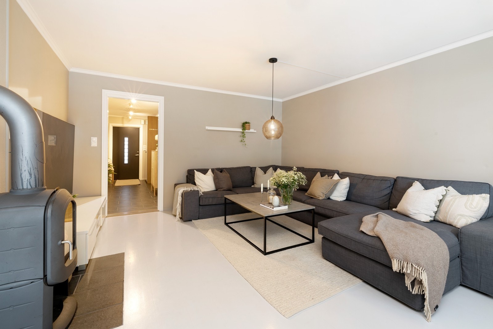 Romslig stue med store vindusflater og utgang til vestvendt terrasse. Galleribilde