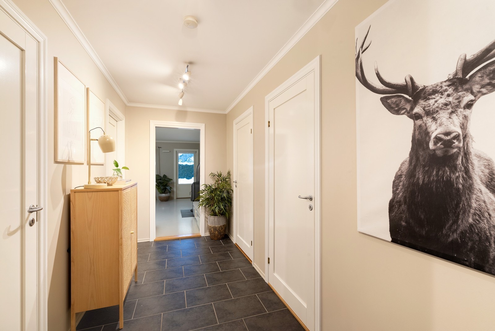 Fra gangen er det inngang til to soverom, baderom, vaskerom og stuen. Galleribilde