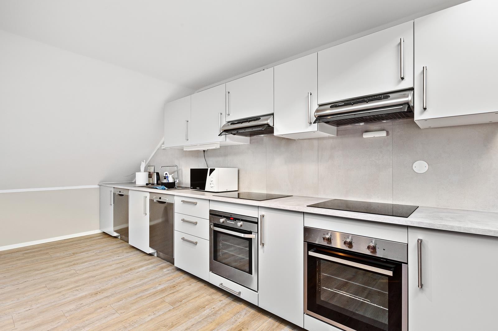 Stort felles kjøkken i samme etasje (7. etasje), godt utstyrt med hvitevarer Galleribilde