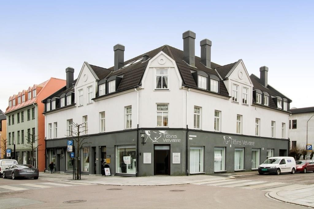 Sentralt i krysset Jernbanealleen og Stockfleths gate i Sandefjord sentrum. Galleribilde