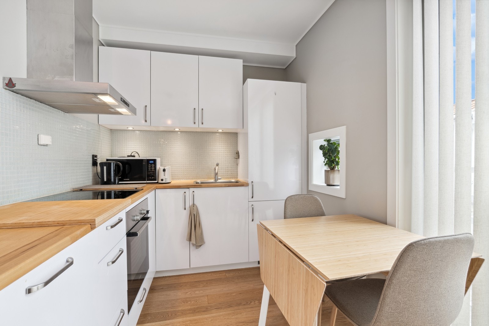 Kjøkkeninnredning med mye skap og benkeplass. Integrerte hvitevarer følger med Galleribilde