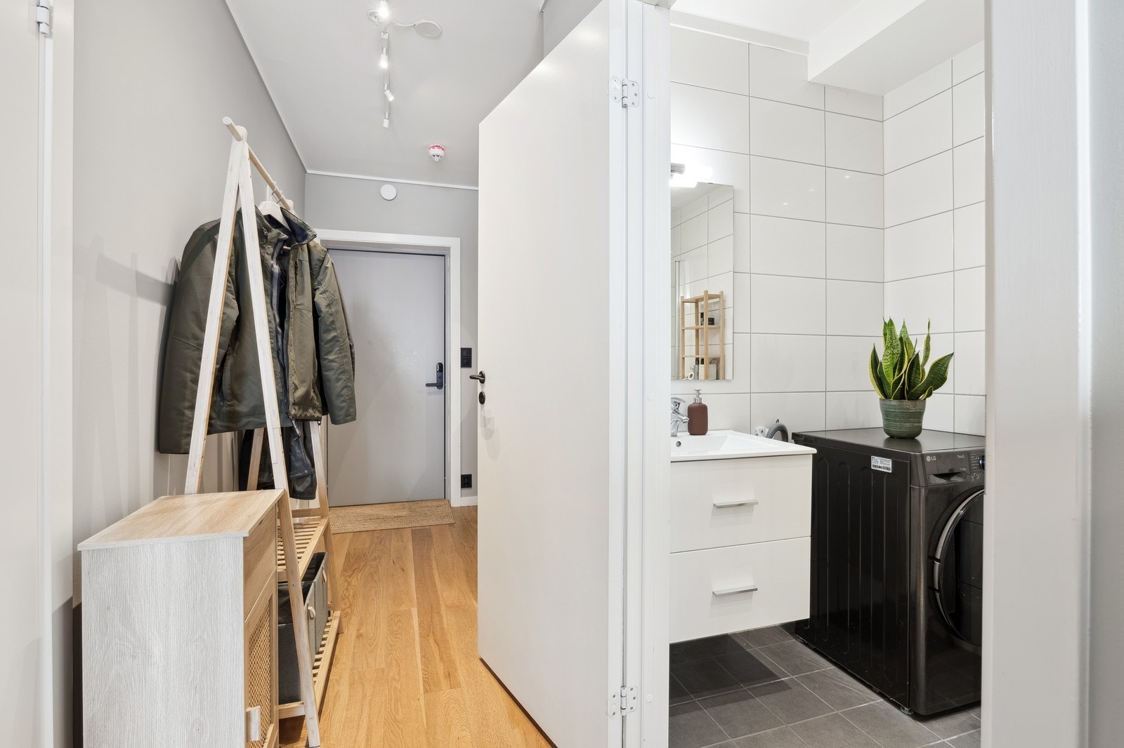 Gang/hall med plass til yttertøy og sko Galleribilde