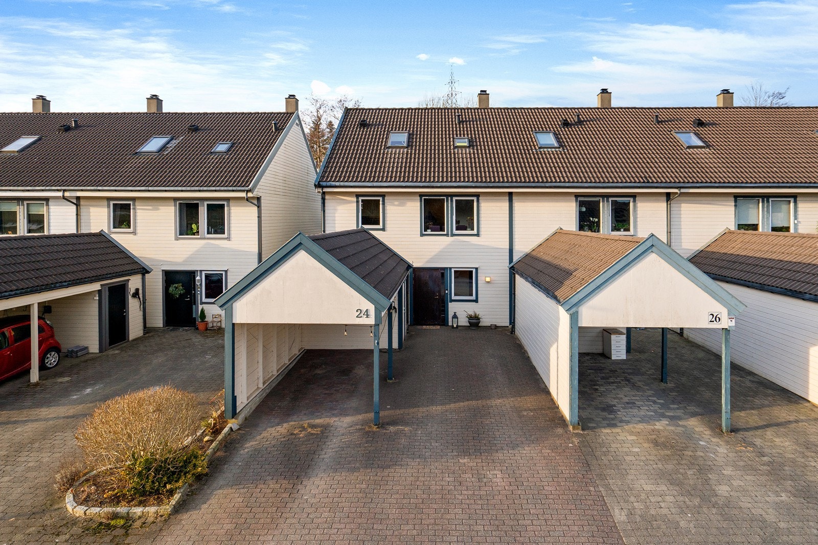 Gode parkeringsforhold i carport og i gårdsrom. Galleribilde