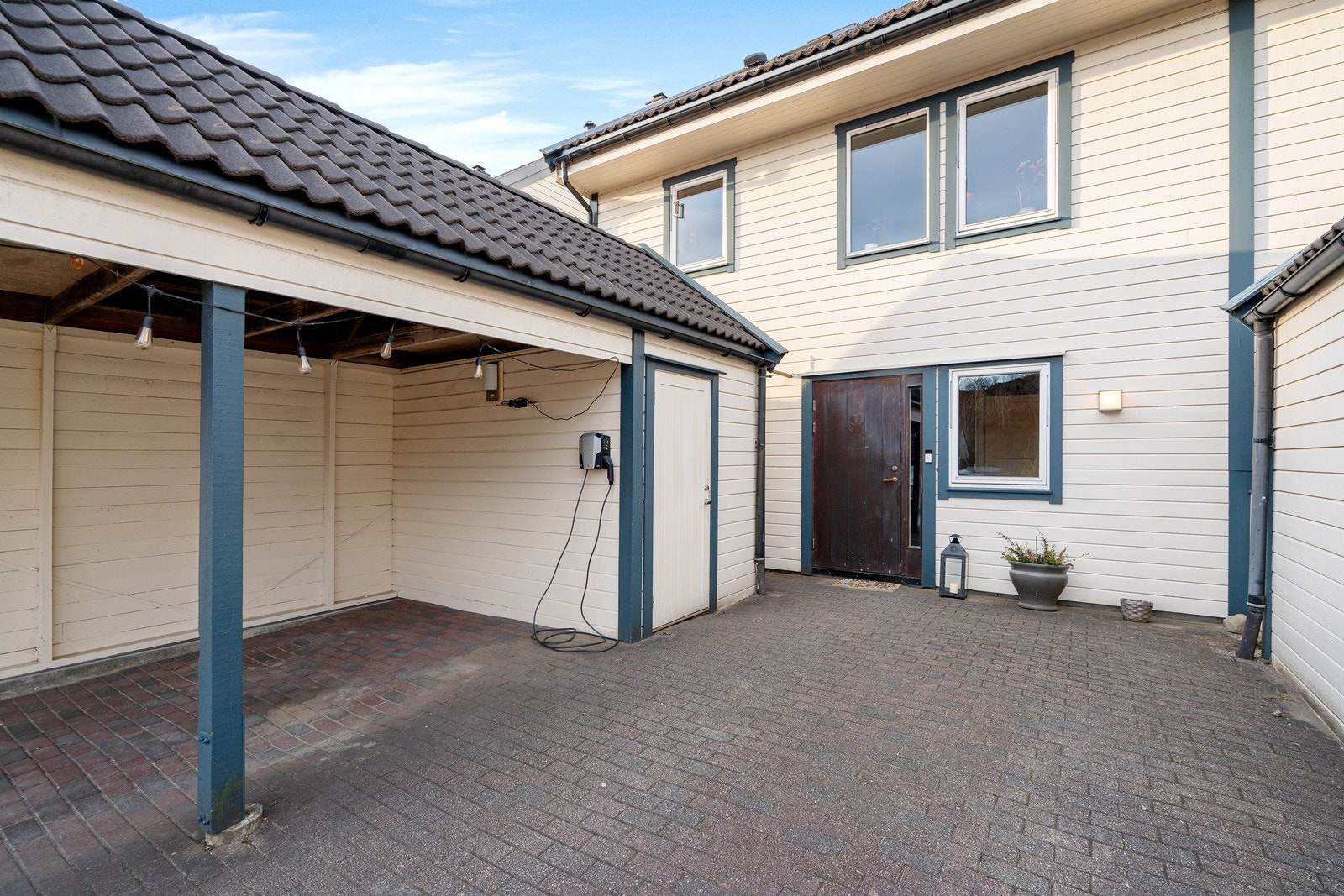 El-lader er montert i carport Galleribilde