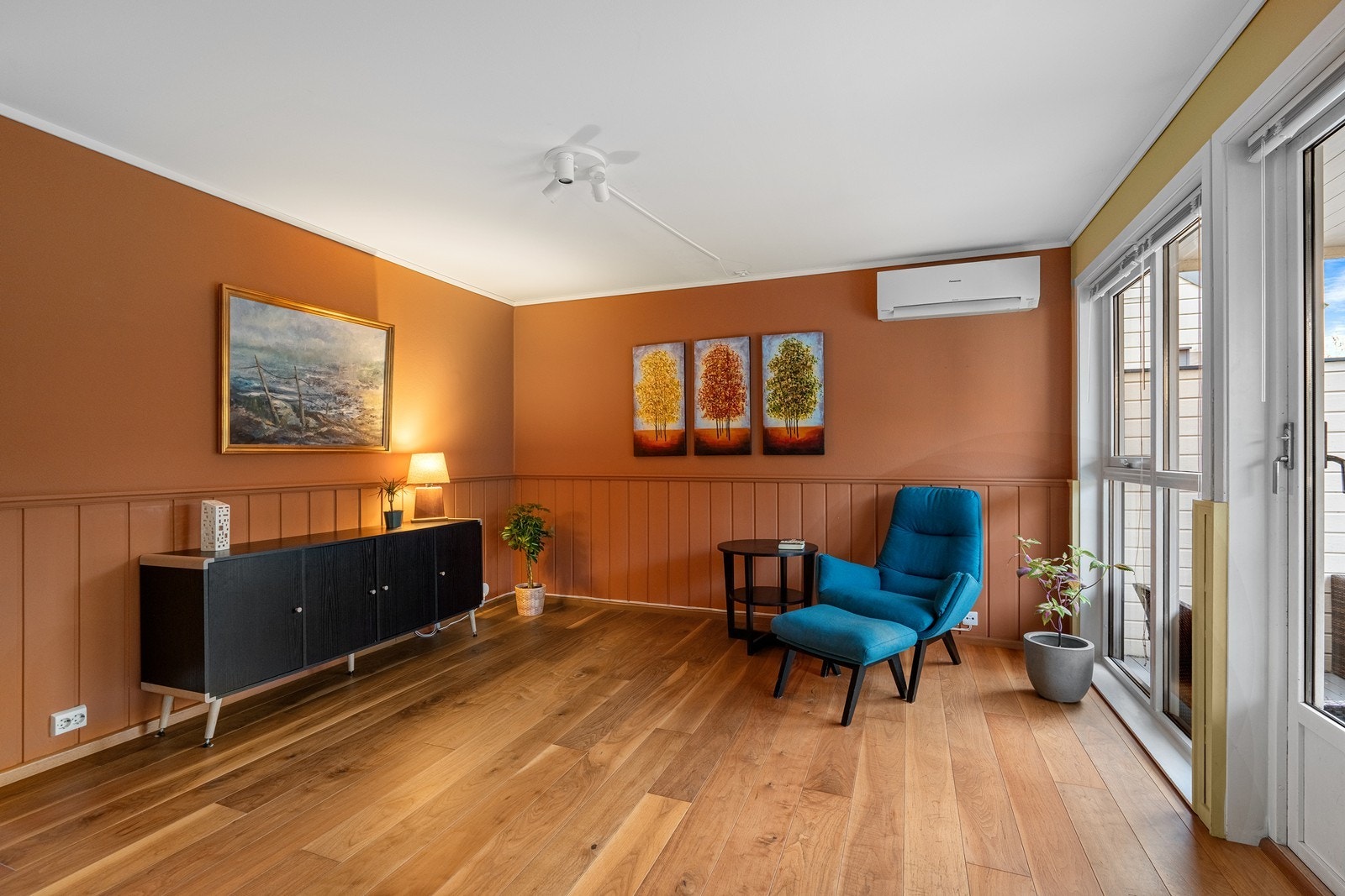 Stuen har flere møbleringsmuligheter. Varmepumpen gir en behaglig oppvarming i rommet. Galleribilde