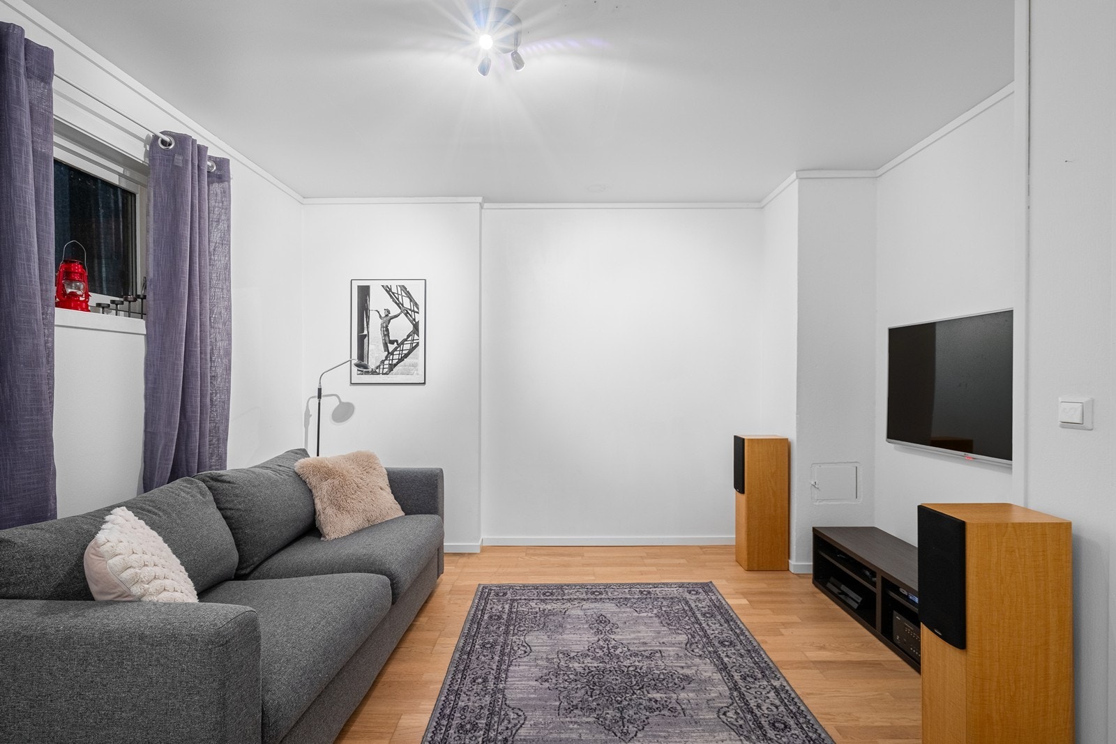 Kjellerstuen er et kjekt rom for barna til Tv-titting, spill og lek. ( ikke godkjent) Galleribilde