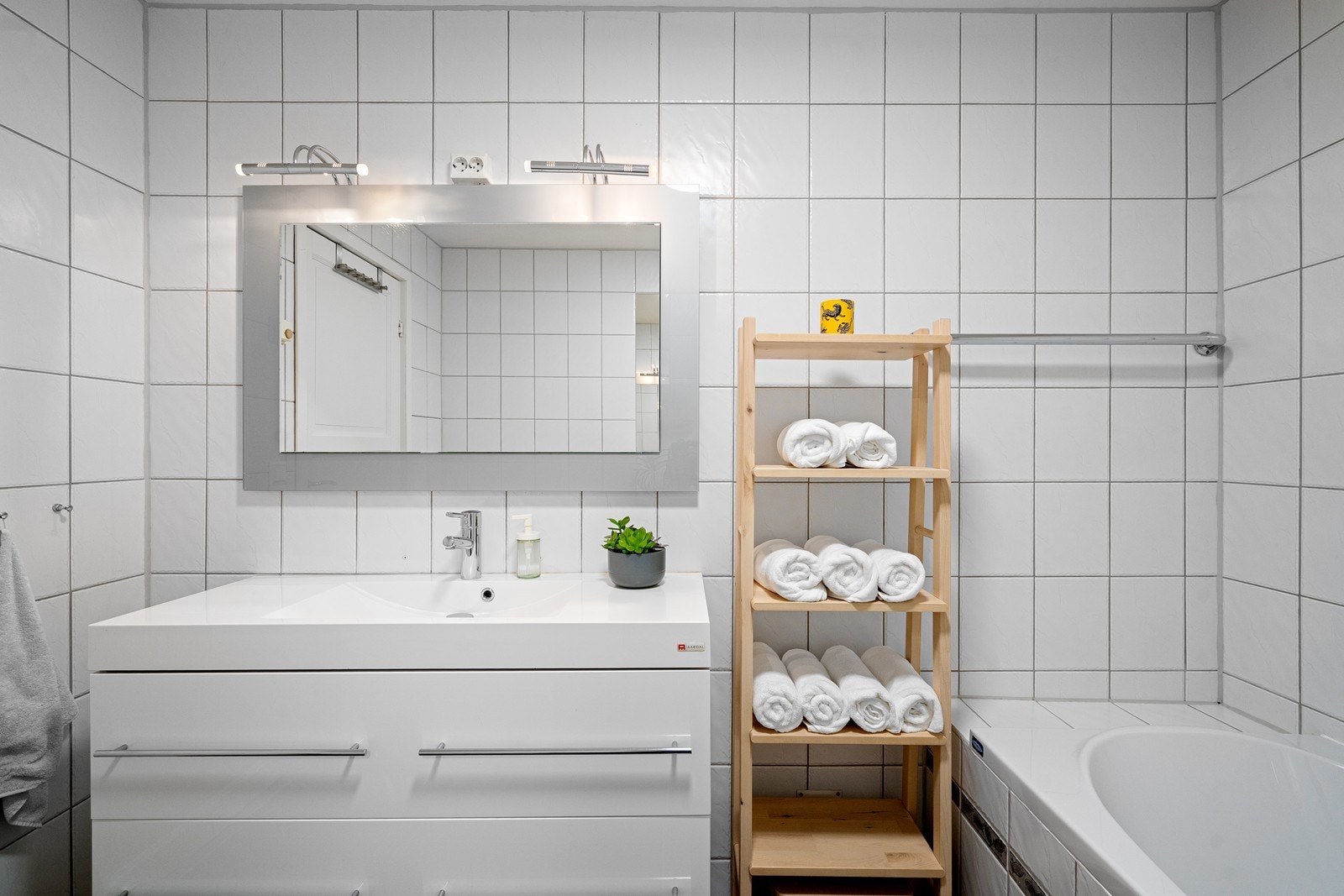 God oppbevaringsplass i skuffer under vask. Galleribilde