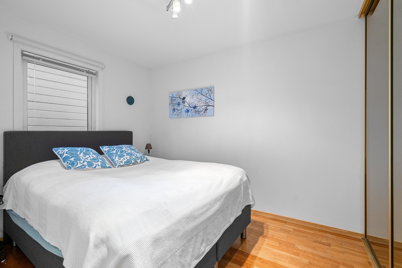 Soverom 1. har stor skyvedørsgarderobe. Galleribilde