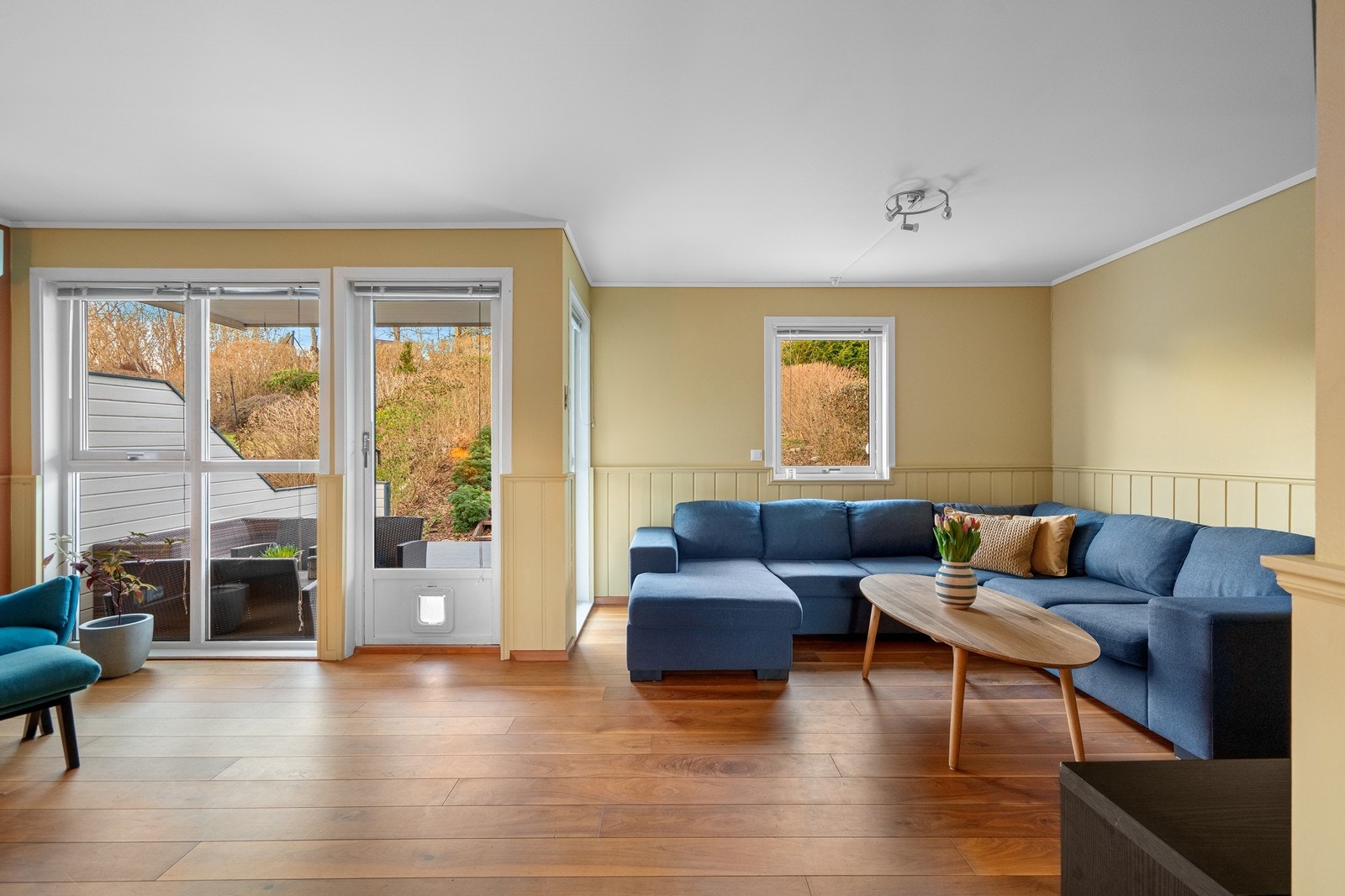 Store vindusflater slipper inn godt med dagslys, noe som gir rommet et lyst og luftig preg. Galleribilde