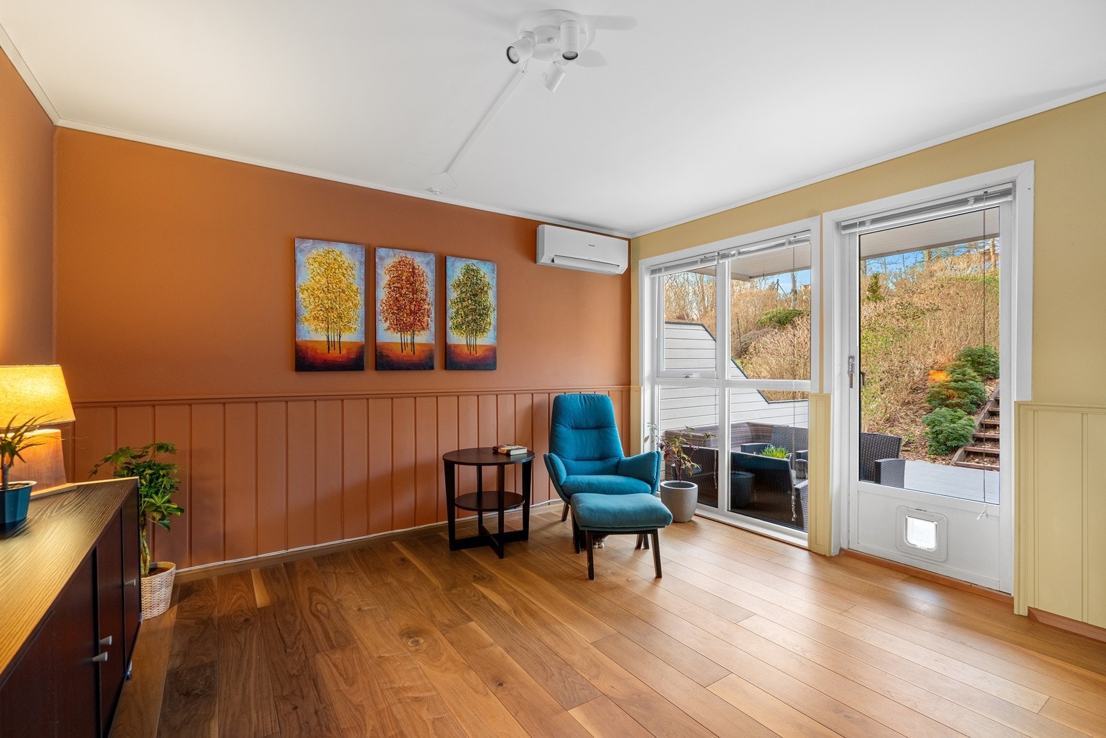 Utgang til lun og solrik terrasse og hage. Galleribilde