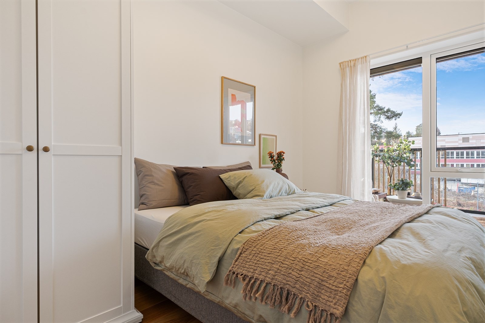 Selger har montert sol skjerming i 2024. Galleribilde