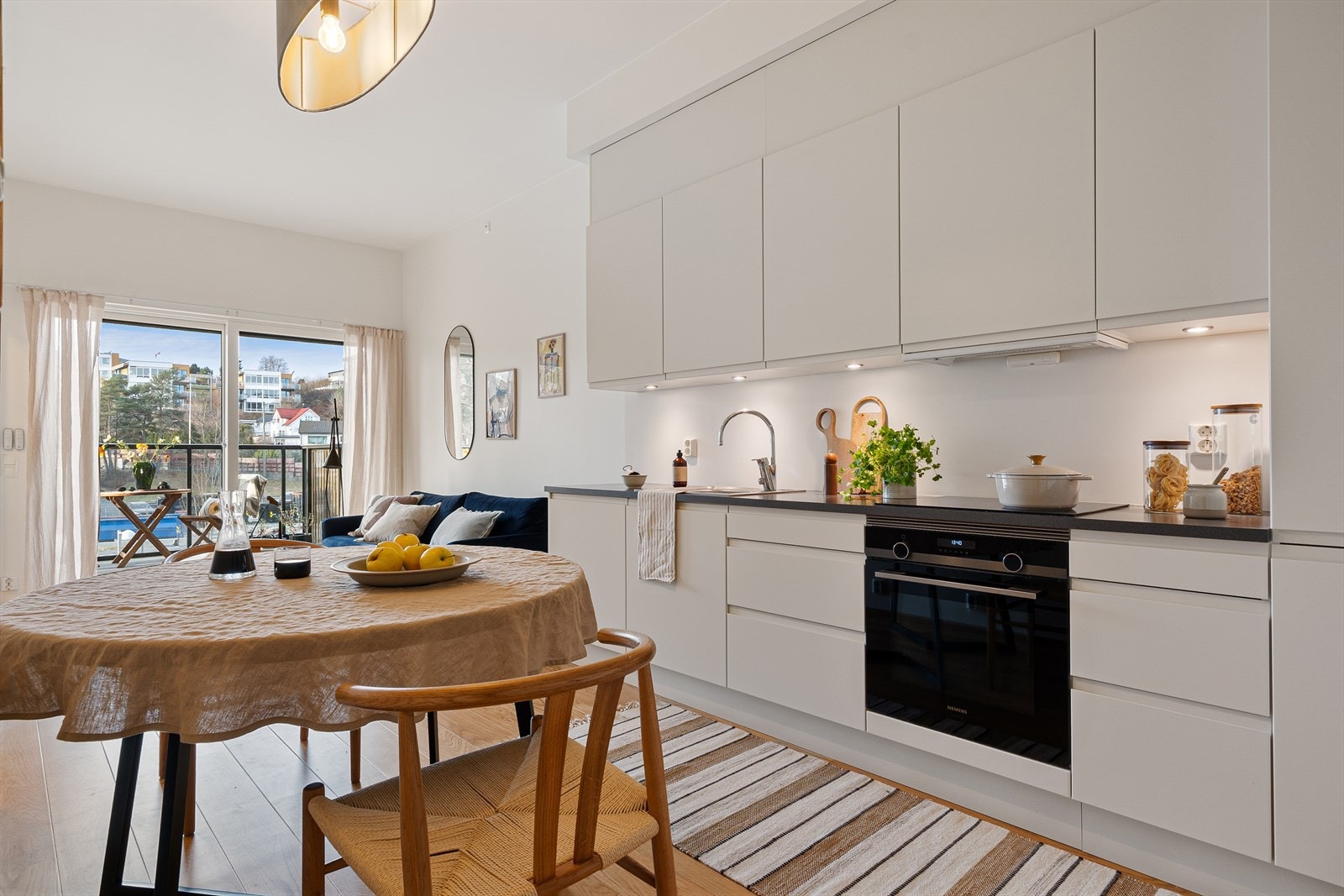 Leiligheten har en deilig atmosfære med åpen stue/kjøkken løsning! Galleribilde