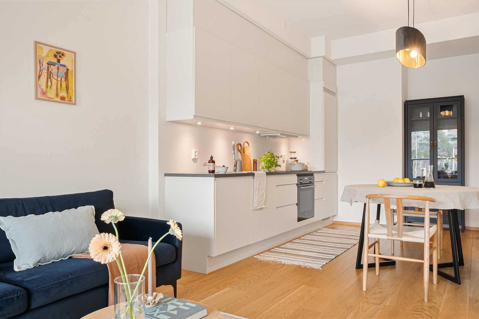 Kjøkkenet er stilrent med glatte lyse fronter! Galleribilde