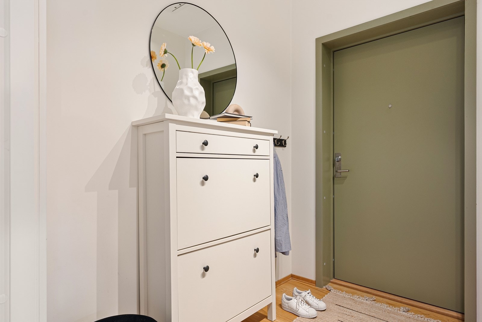 I entreen er det god plass til oppbevaring av sko og yttertøy! Leiligheten har også en ekstern bod på hele 9 kvm i 1.etasje. Galleribilde