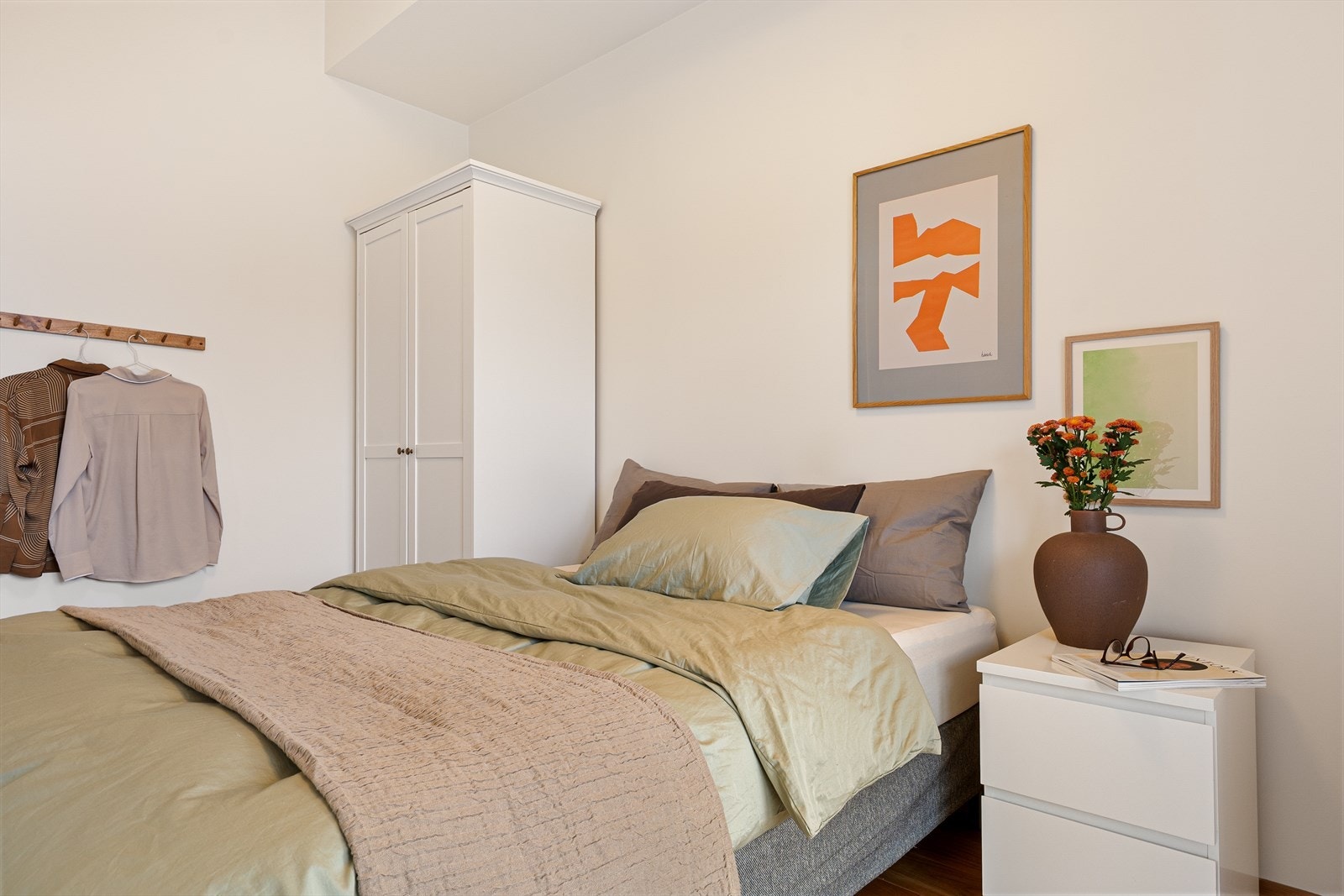 Leilighetens soverom har god plass til dobbeltseng med tilhørende skapmøblement! Galleribilde