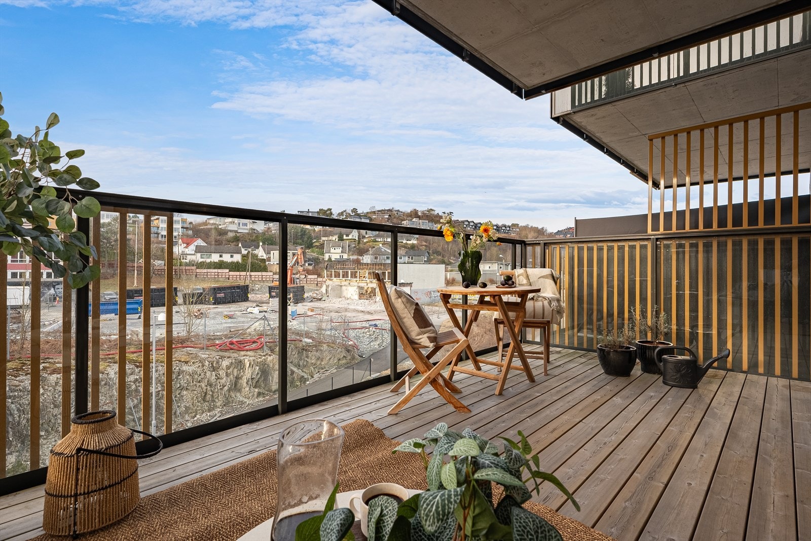 Balkongen er vest-vendt som sikrer rikelig med ettermiddags sol! Galleribilde