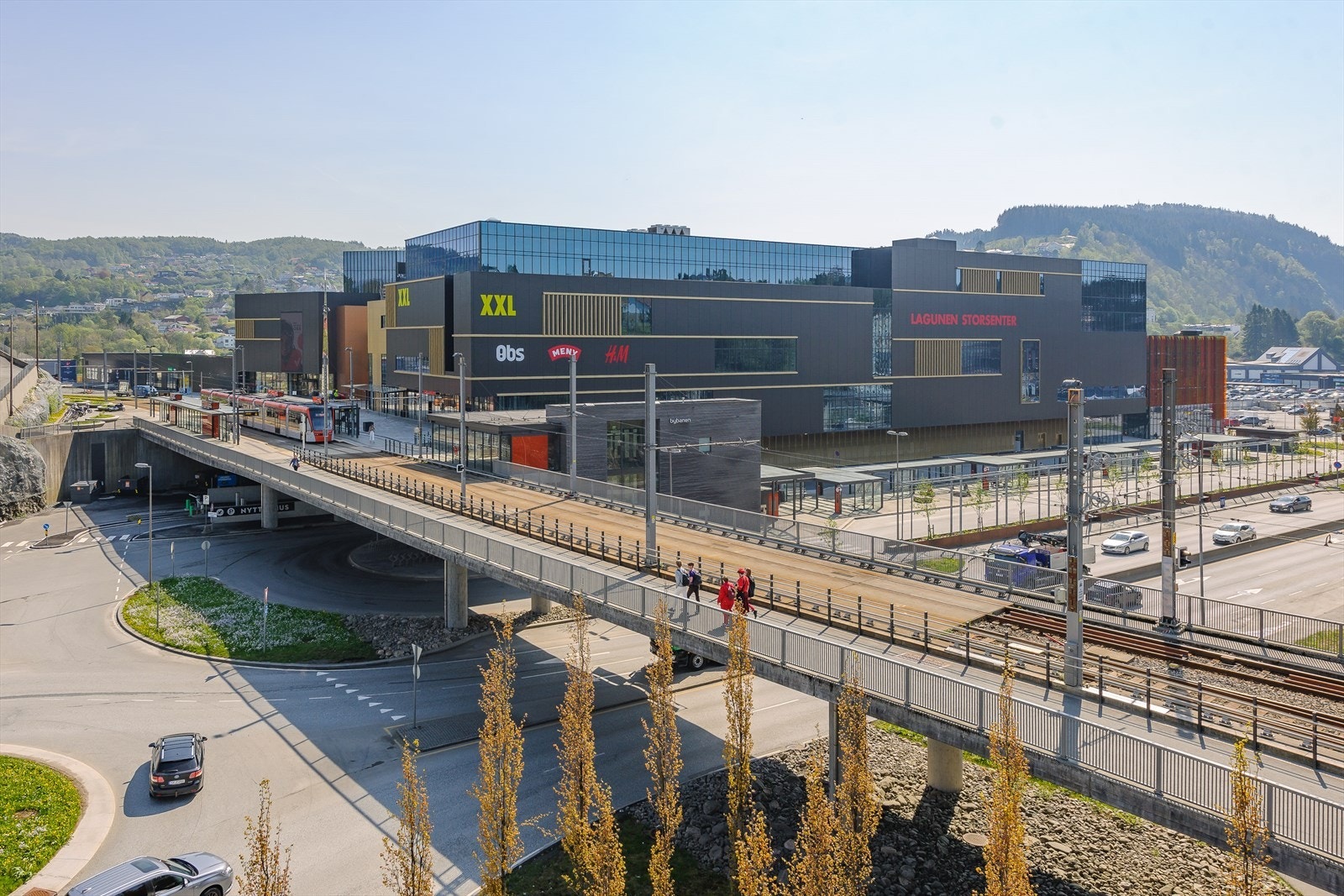 Lagunen med sentrale kollektivtilbud og en mengde servicetilbud, butikker, kino og diverse restauranter. Galleribilde