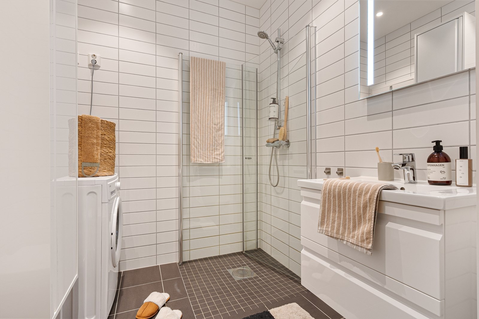 Helfliset bad med gulvvarme og plass til vaskevaskin! Galleribilde