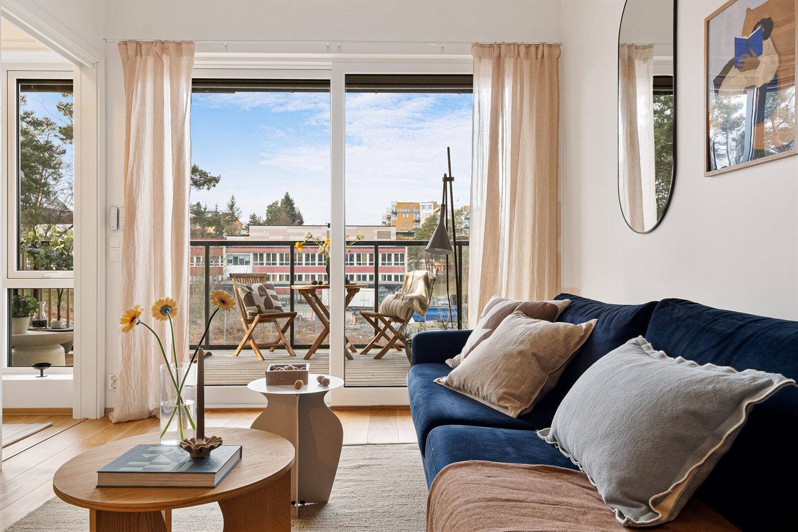 Store vinduer i front sikrer rikelig med lys innslipp i leiligheten! Galleribilde