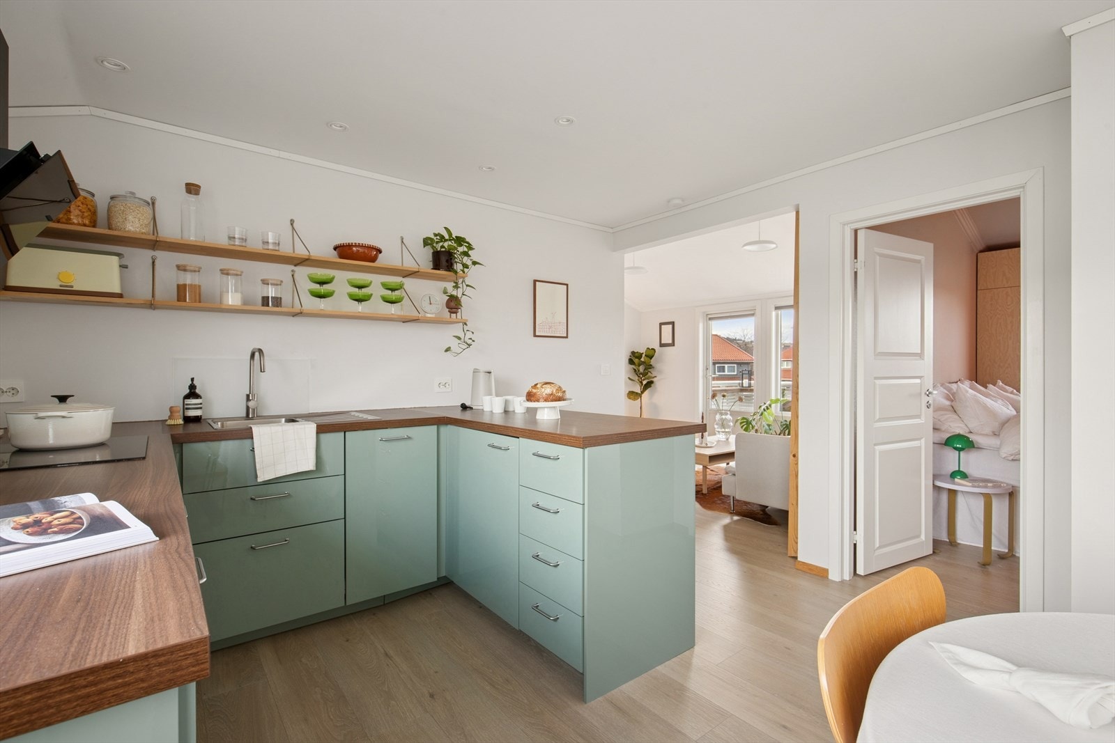 Lys og moderne leilighet med gjennomtenkte løsninger og et innbydende uttrykk. Galleribilde