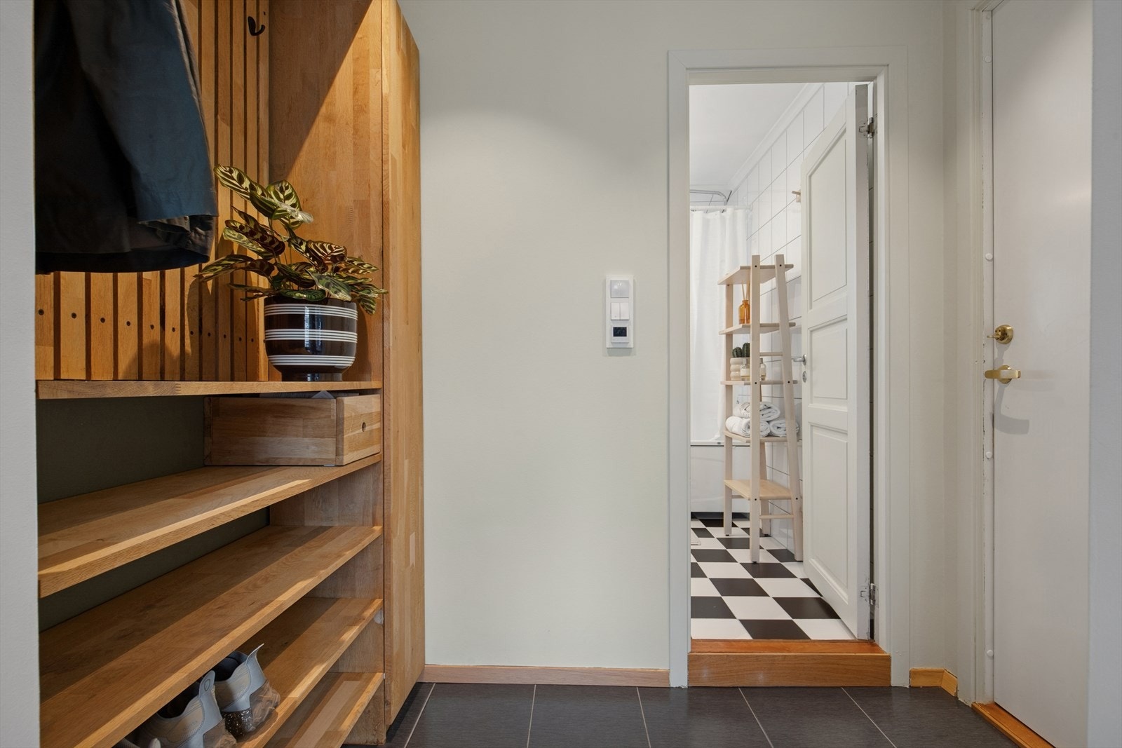 Entréen gir et ryddig førsteinntrykk med god plass til yttertøy og hverdagslogistikk. Galleribilde