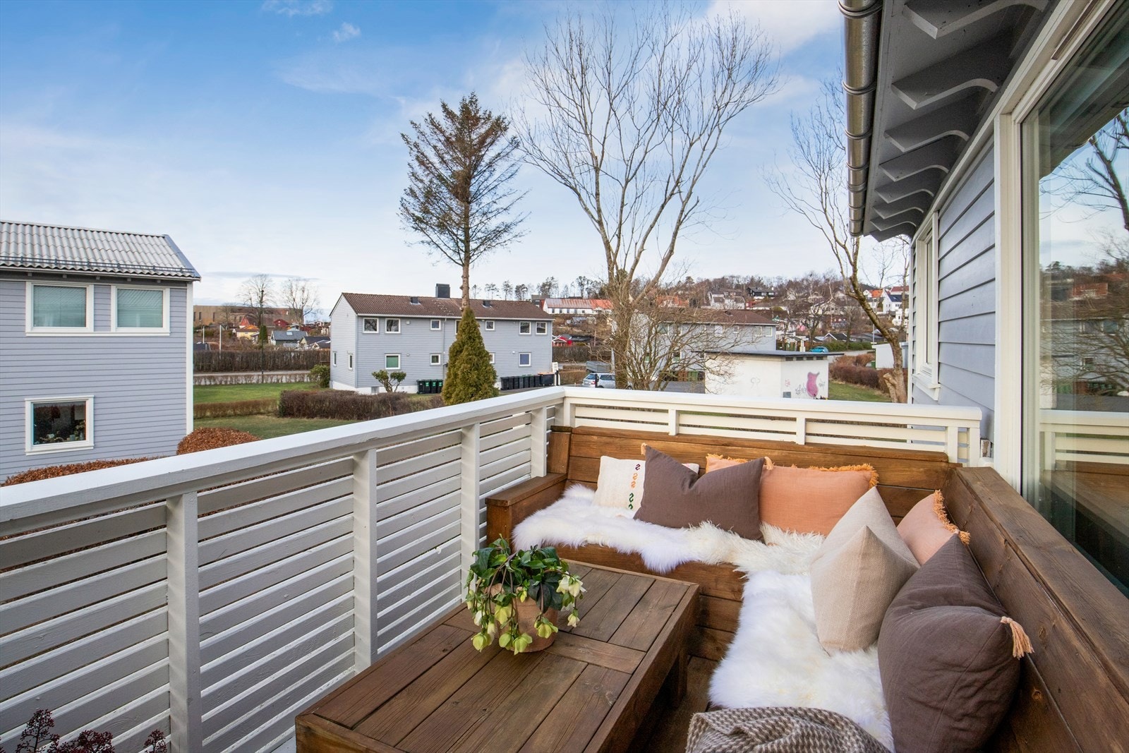 Solrik vestvendt balkong der kveldssolen blir en naturlig del av hverdagen. Galleribilde