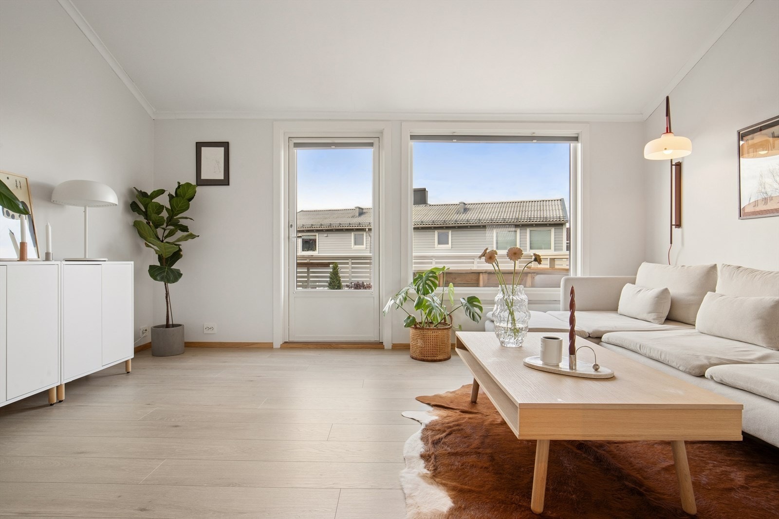 Den åpne planløsningen skaper et behagelig allrom med god plass til både sofa og spiseplass. Galleribilde