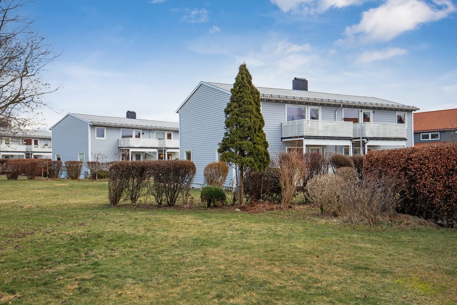 Store, åpne grøntarealer gir deilig romfølelse og luftig avstand mellom bebyggelsen. Galleribilde