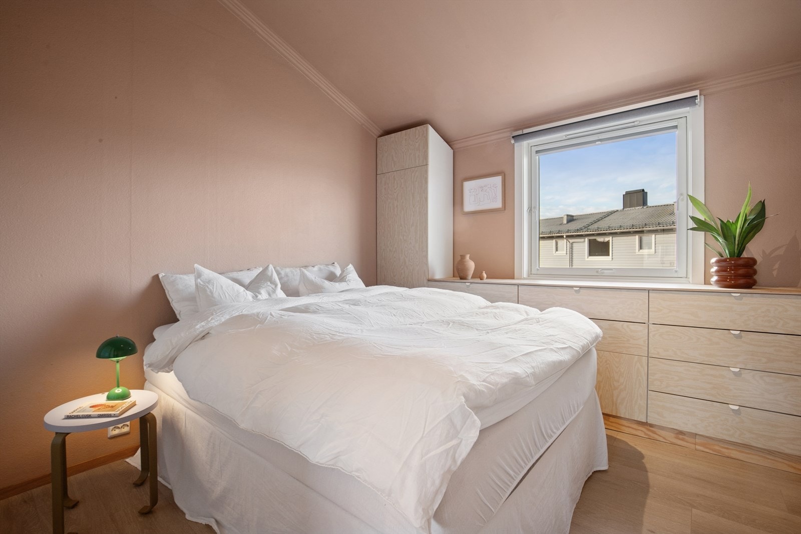 Soverommet er lunt og romslig med plass til dobbeltseng og garderobeløsning. Galleribilde