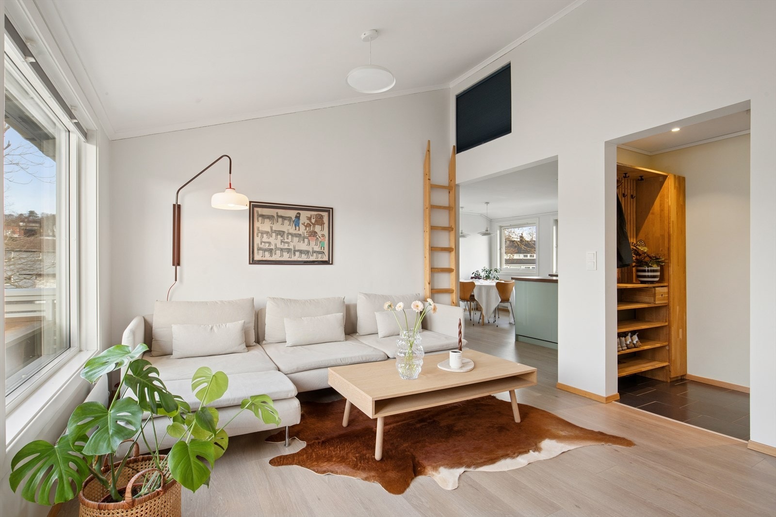 Utgangen til balkongen blir en naturlig forlengelse av stuen på varme dager. Galleribilde