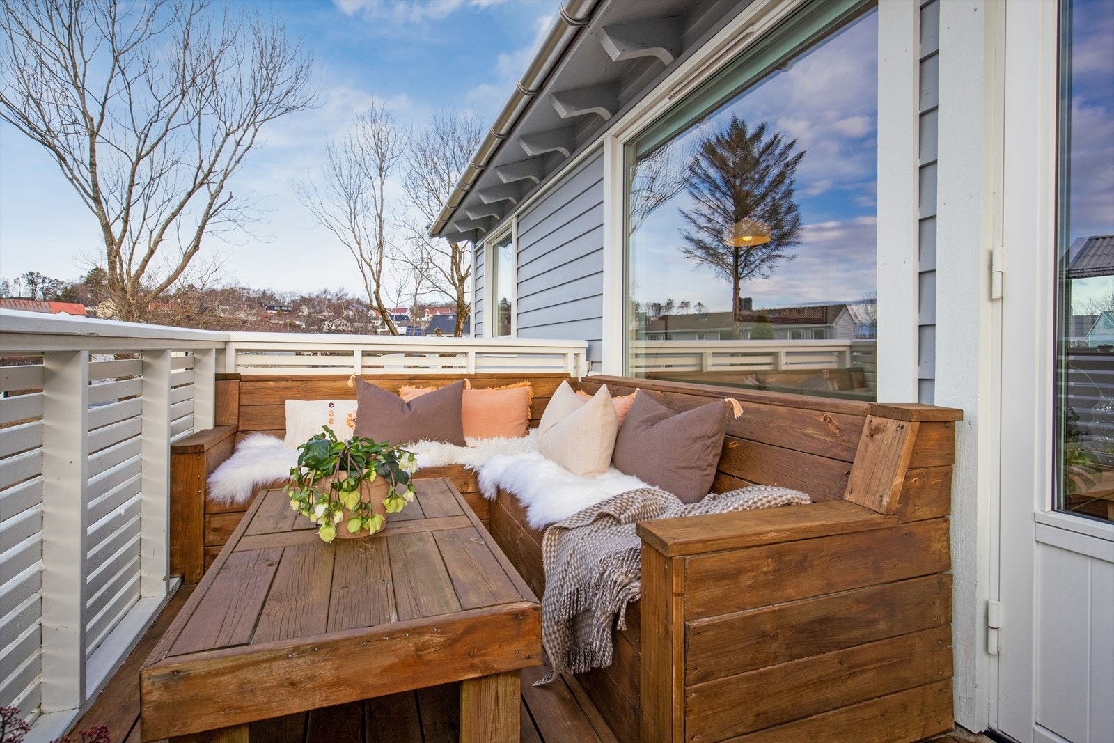 Utsikt over grønne fellesarealer skaper en fredelig og hyggelig uteplass. Galleribilde