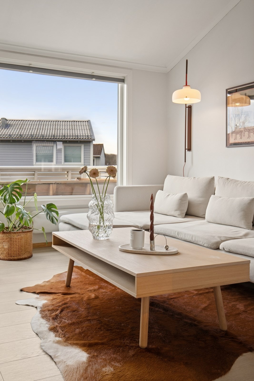 Lys og romslig stue med ekstra takhøyde. Galleribilde