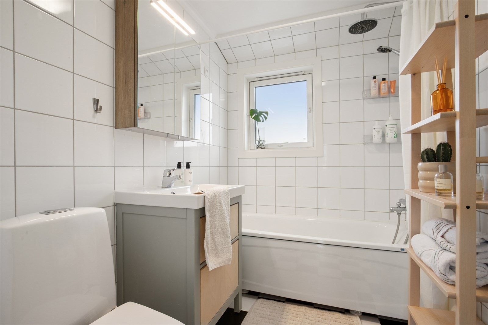 Lyst bad med naturlig dagslys, praktisk planløsning og gode muligheter for modernisering. Galleribilde