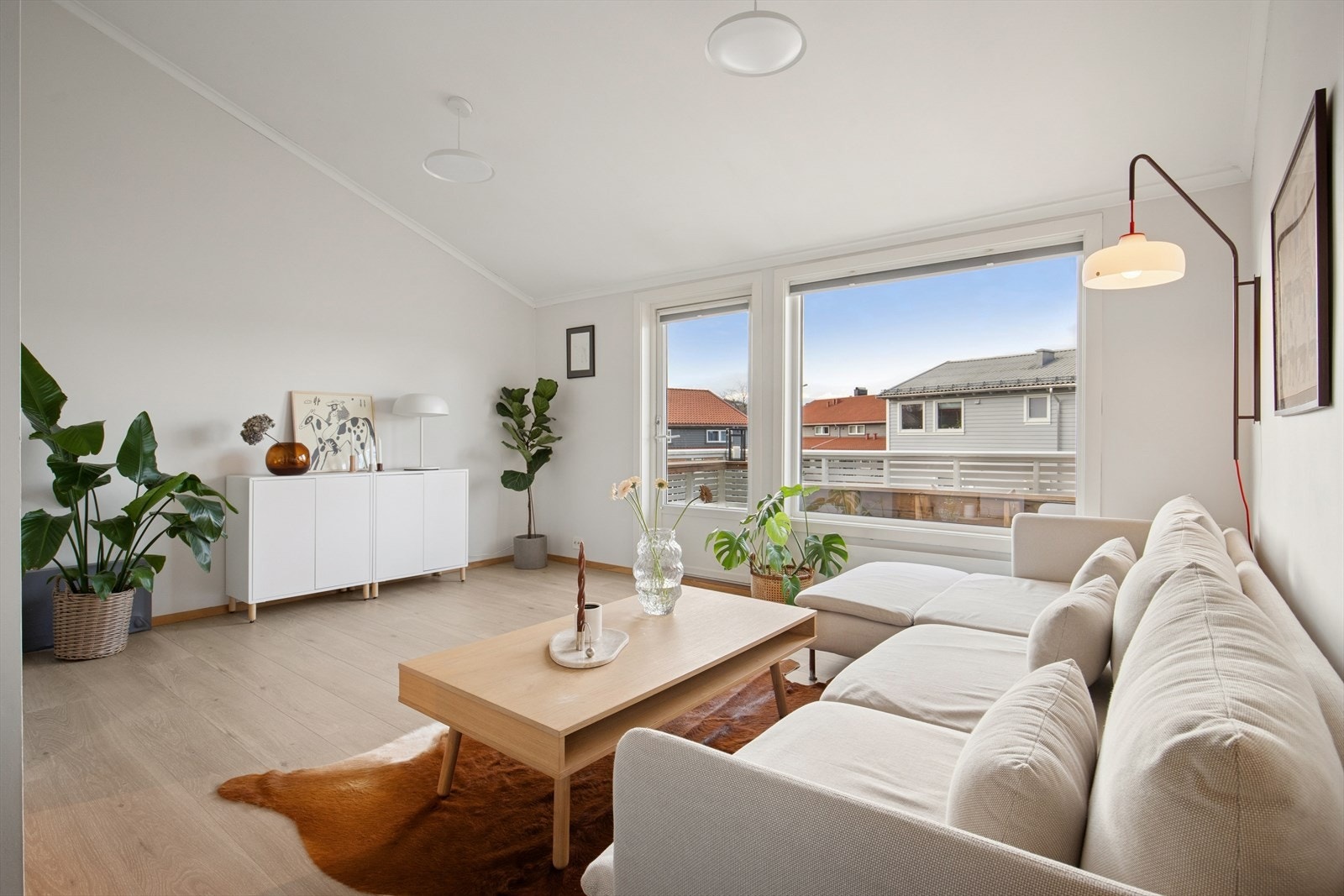 Luftig stue med imponerende takhøyde og naturlig lys fra flere himmelretninger. Galleribilde