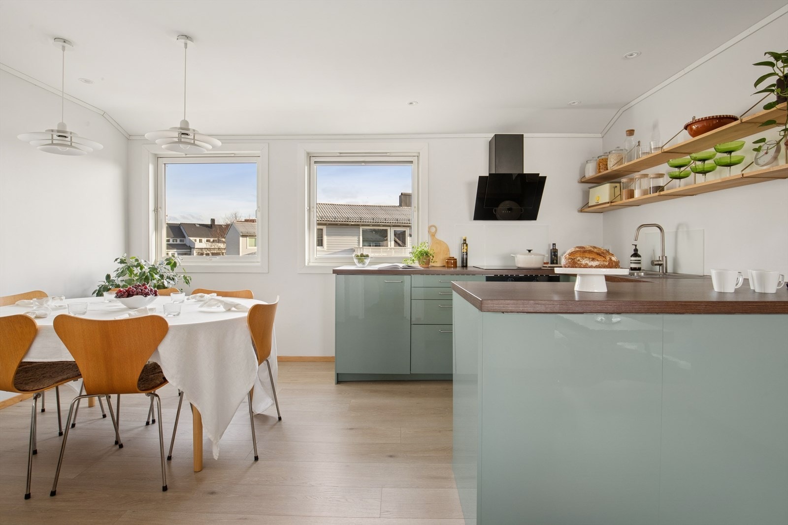 Lyst og stilrent kjøkken med profilerte fronter og god plass til matlaging. Galleribilde