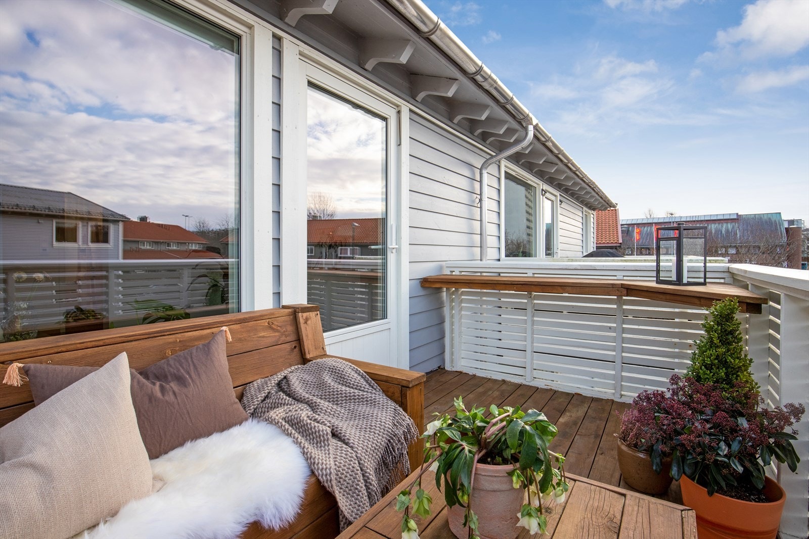 Solrik vestvendt balkong med hyggelig utsikt over borettslagets grønne og velstelte fellesområder. Galleribilde