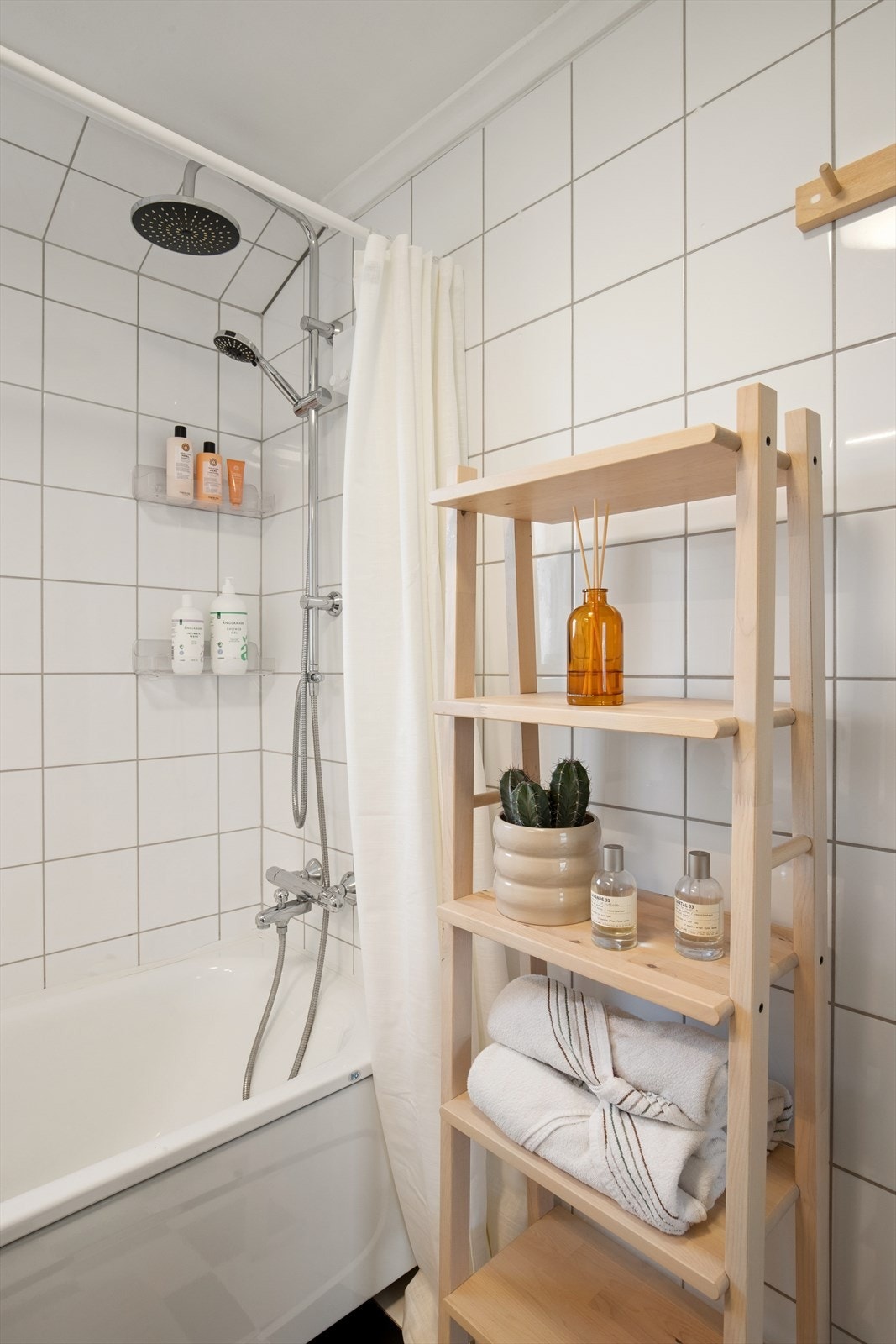 Rommet byr på både badekar, oppbevaring og en funksjonell utforming. Galleribilde