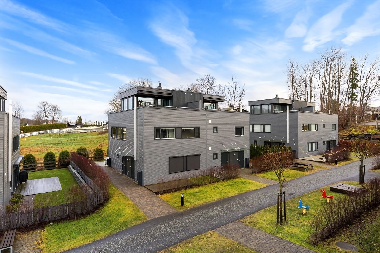 Hukenbekken 14 har en flott beliggenhet i et attraktivt og solrikt område like utenfor Asker sentrum. Galleribilde