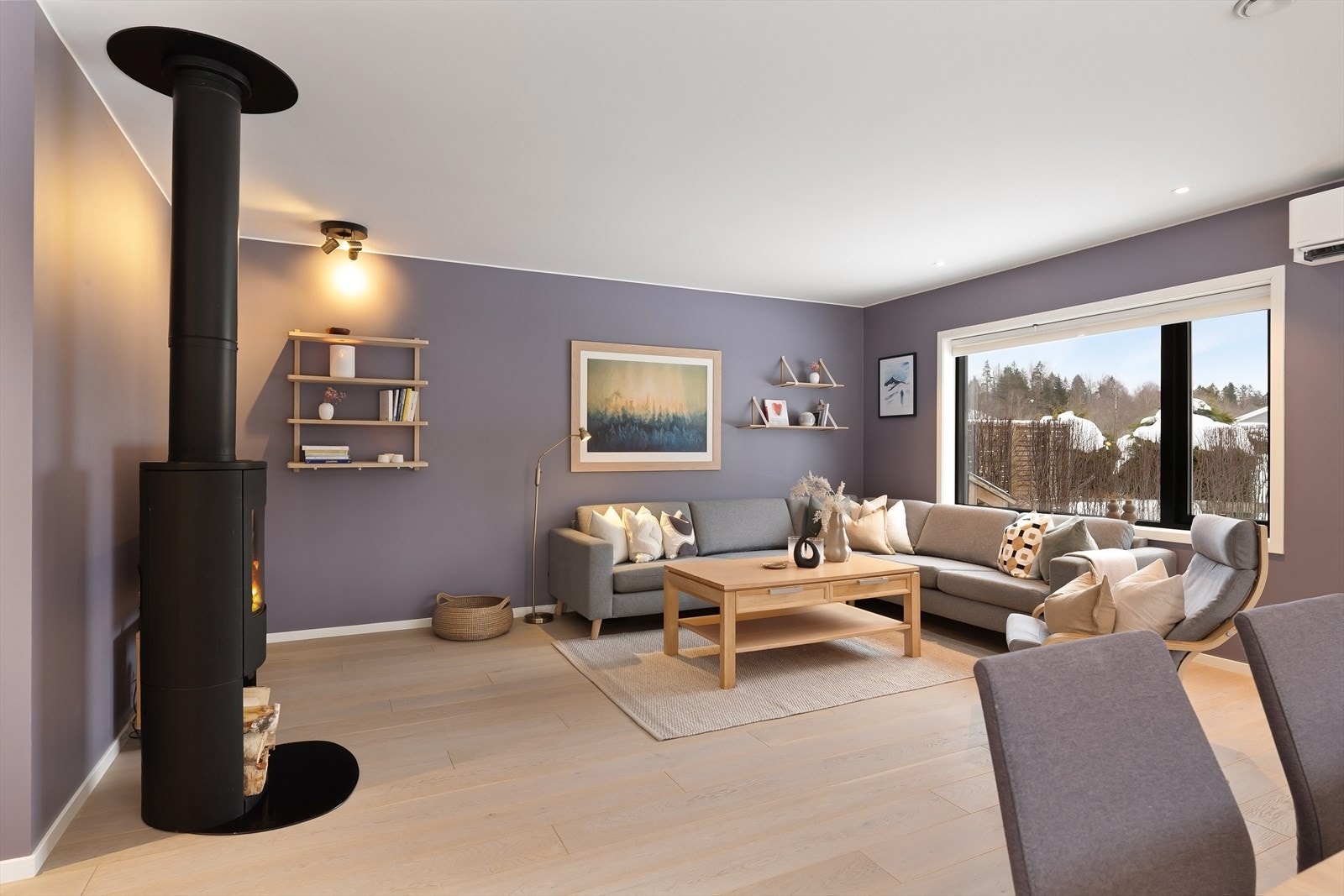 Stuen har plass til sofagruppe, og peisen er sentralt plassert i rommet. Galleribilde