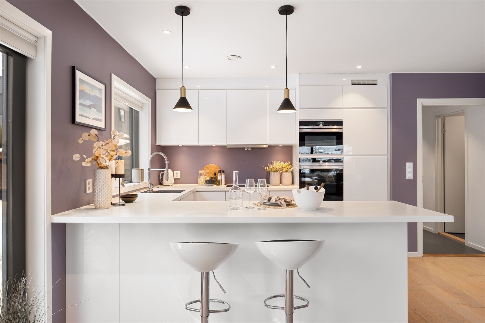 Innredningen har hvite, glatte fronter med integrerte håndtak. Galleribilde