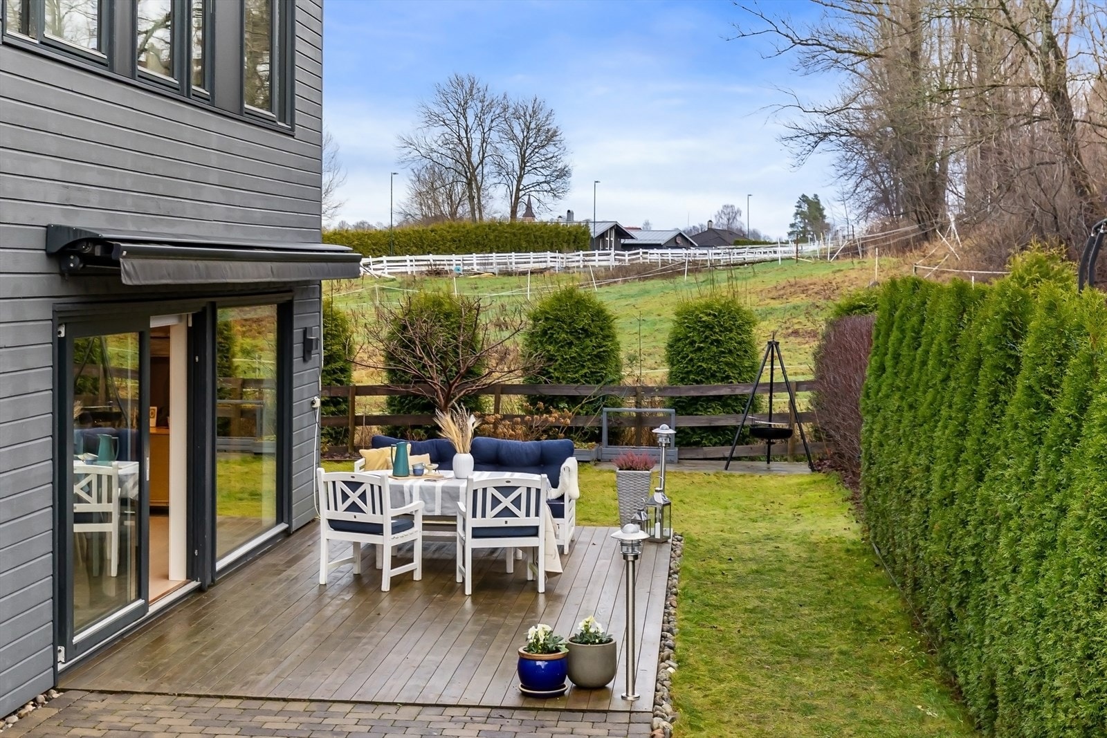 Utsyn fra hagen mot hestejordet Galleribilde