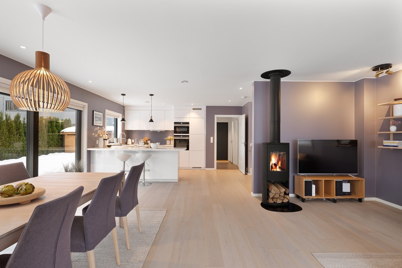 I boligens første etasje er stue, spisestue og kjøkken samlet i åpen løsning med naturlig flyt mellom sonene. Galleribilde