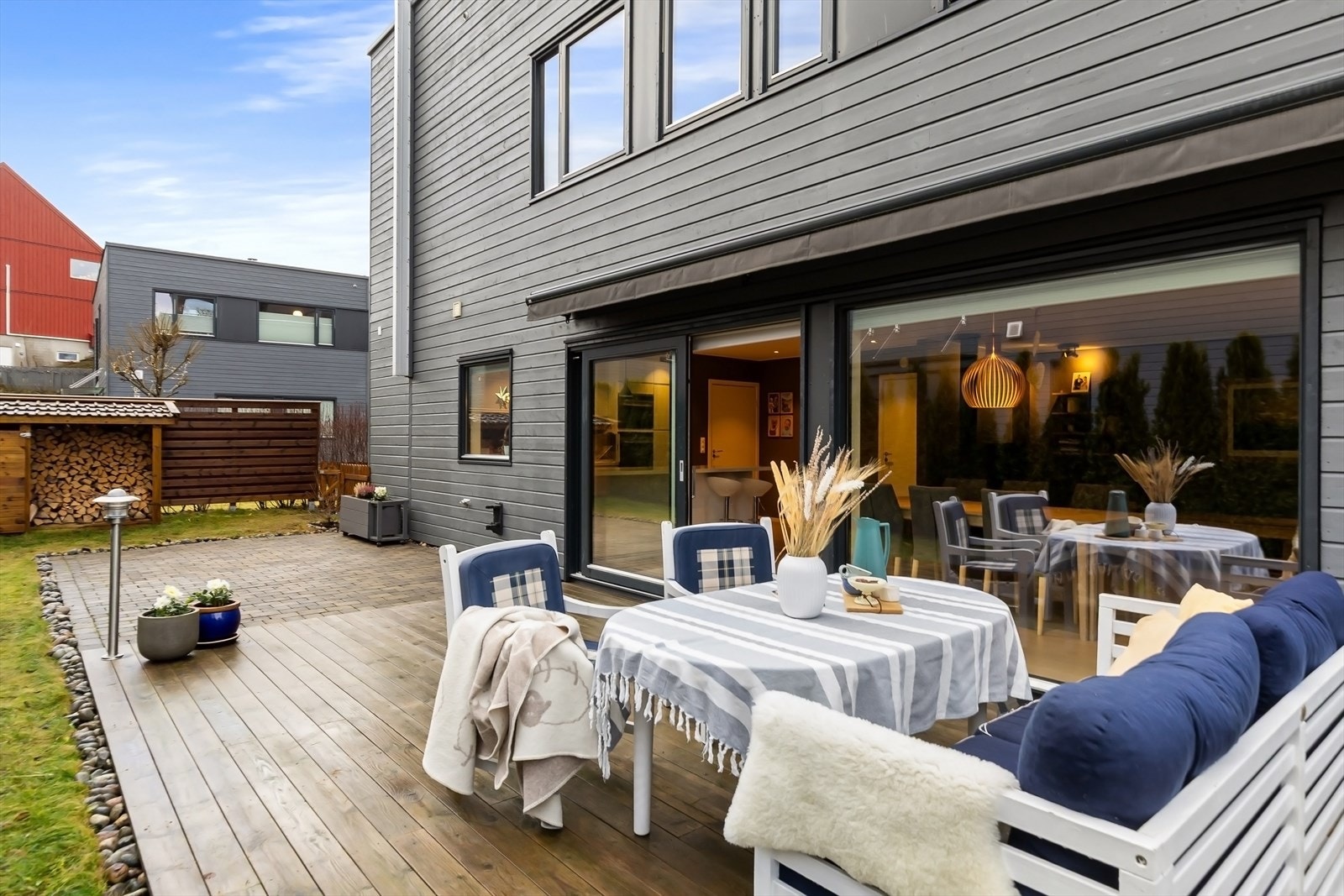 Skyvedører gir direkte utgang til terrasse og hage. Galleribilde