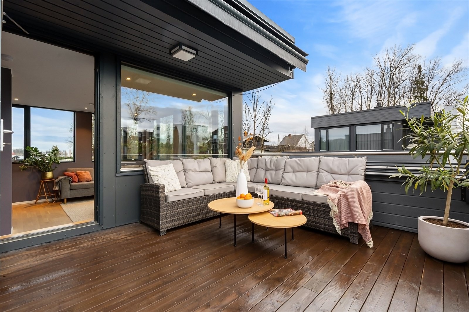 Takterrassen er delvis overbygget med montert markise. Galleribilde